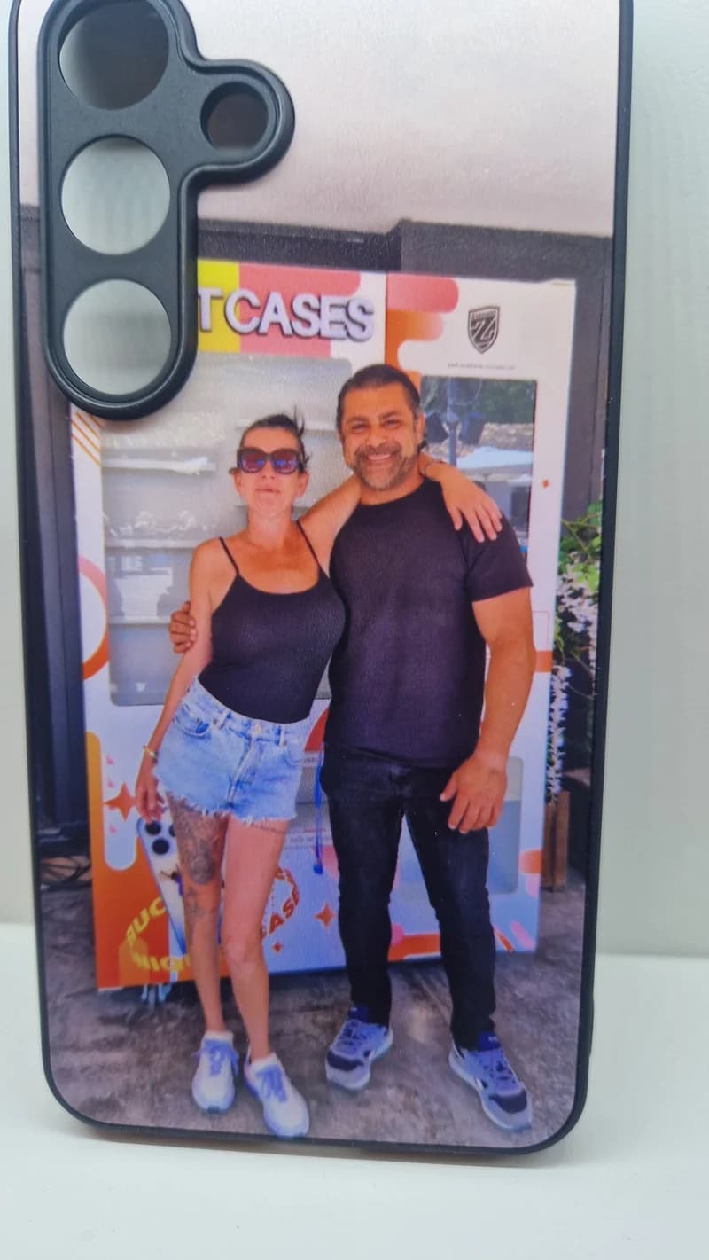 Funda impresa con la foto de una pareja junto a la máquina