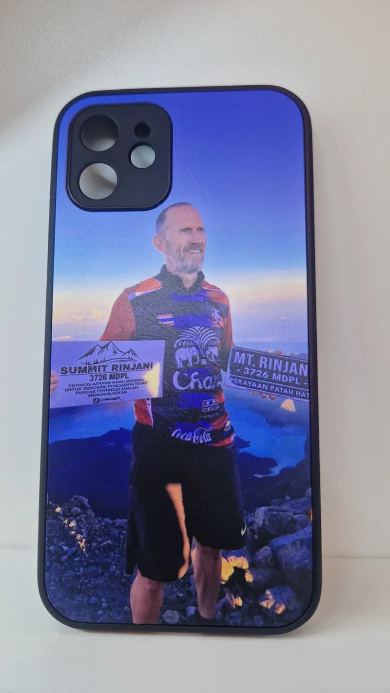 Funda impresa con la foto de un montañero en la cumbre