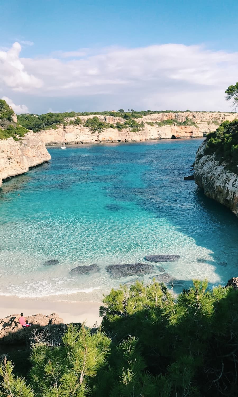 Cala de aguas turquesa entre acantilados